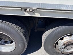 MERCEDES-BENZ Actros 5 mit Schwenwandkoffer und Ladebordwand