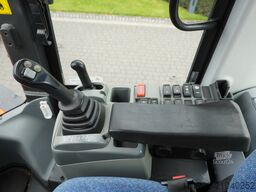 Hitachi ZW220 articulated loader / 2 buckets