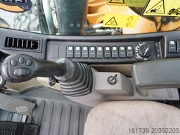 Case WX218 / 23t wheeled excavator /