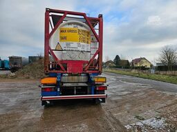 SCHMITZ CARGOBULL Tankchassis mit Tankcontainer, 424.676 KM
