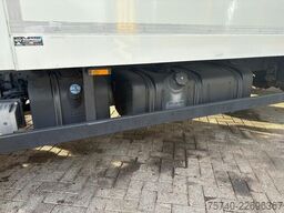 DAF LF 45.180 + euro 5 + 12ton + 5.58m box + lift