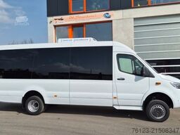 MERCEDES-BENZ 519  Allrad 4 x 4 Lagerfahrzeug Stock 20 Sitzer