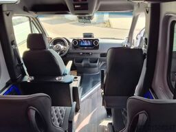 MERCEDES-BENZ 519  Allrad 4 x 4 Lagerfahrzeug Stock 20 Sitzer