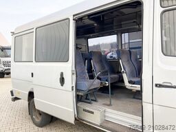 Mercedes-Benz 711 D-KA 4x2 711 D-KA 4x2, Standklima, 11-Sitze, 2 x on stock