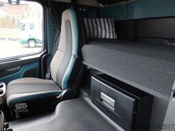 Volvo FM 330 Bakwagen + Laadklep DHollandia 2000 kg