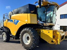 New Holland CR 980 mit Smart Steer Lenksystem, Schneidwerk opt