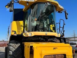 New Holland CR 980 mit Smart Steer Lenksystem, Schneidwerk opt