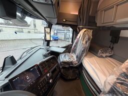 RENAULT RENAULT T 520 4x2 SATTELZUGMASCHINE SCHWARZ