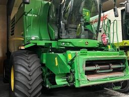 John Deere T670