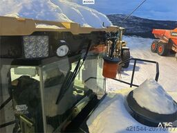 CAT 980M wheel loader w/ bucket. WATCH VIDEO.