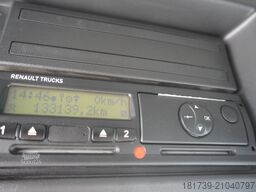 Renault D12 / Lamberet refrigerated truck / lift