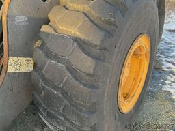 Volvo L110F wheel loader with bucket