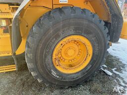 Volvo L110F wheel loader with bucket