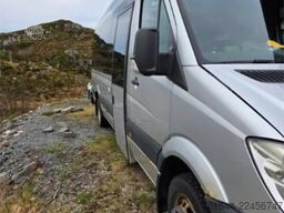 Mercedes-Benz Sprinter 518 w/ 17 seats. Eu-approved.