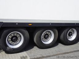 Lamberet refrigerated semi-trailer / Carrier