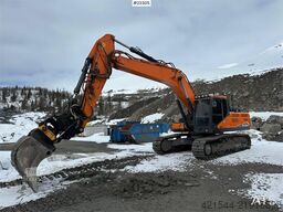 Doosan DX300LC-7 excavator w/ GPS, 3 buckets and tiltrota