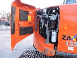 HITACHI ZX135