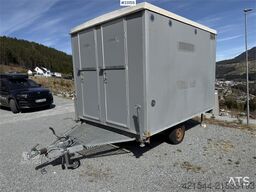 Valla Mannskapsbrakke with a toilet and refrigerator