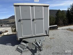 Valla Mannskapsbrakke with a toilet and refrigerator