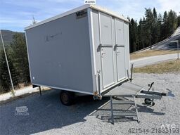 Valla Mannskapsbrakke with a toilet and refrigerator