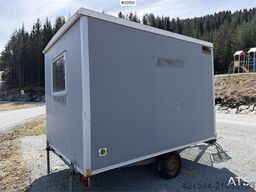 Valla Mannskapsbrakke with a toilet and refrigerator