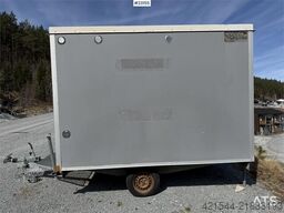Valla Mannskapsbrakke with a toilet and refrigerator