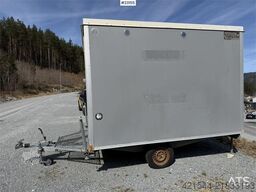 Valla Mannskapsbrakke with a toilet and refrigerator
