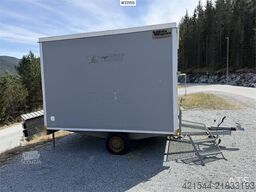 Valla Mannskapsbrakke with a toilet and refrigerator