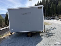 Valla Mannskapsbrakke with a toilet and refrigerator