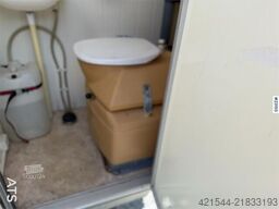 Valla Mannskapsbrakke with a toilet and refrigerator