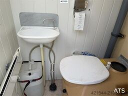 Valla Mannskapsbrakke with a toilet and refrigerator