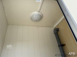 Valla Mannskapsbrakke with a toilet and refrigerator