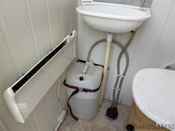 Valla Mannskapsbrakke with a toilet and refrigerator