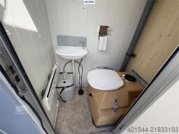Valla Mannskapsbrakke with a toilet and refrigerator