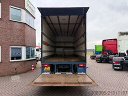 VOLVO FM 260 FM9-260 4X2 Koffer mit 2.000KG Ladebordwa