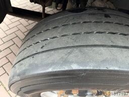 VOLVO FM 260 FM9-260 4X2 Koffer mit 2.000KG Ladebordwa