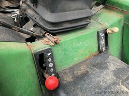 John-Deere Schlepper 855 Salzstreuer/Besen