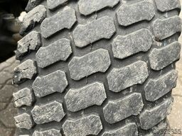 John-Deere Schlepper 855 Salzstreuer/Besen