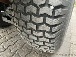 John-Deere Schlepper 855 Salzstreuer/Besen