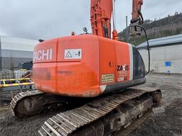 Hitachi ZX225 Tracked excavator with digging bucket – Engi