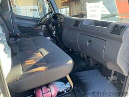 Mercedes-Benz Accelo 915 4x2 Closed Cargo Truck