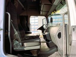 MERCEDES-BENZ 818
