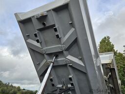 Volvo FM 540 with Maur triple trailer