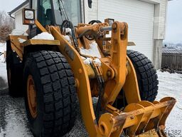 CASE 721B Wheel Loader with bucket