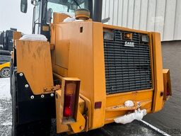 CASE 721B Wheel Loader with bucket