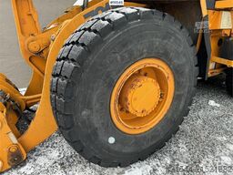 CASE 721B Wheel Loader with bucket