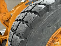 CASE 721B Wheel Loader with bucket