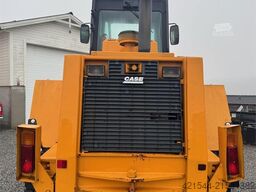 CASE 721B Wheel Loader with bucket