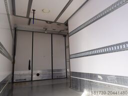 Renault D12 / Lamberet refrigerated truck / lift