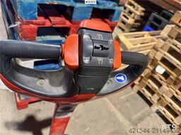 Linde D06 pallet stacker